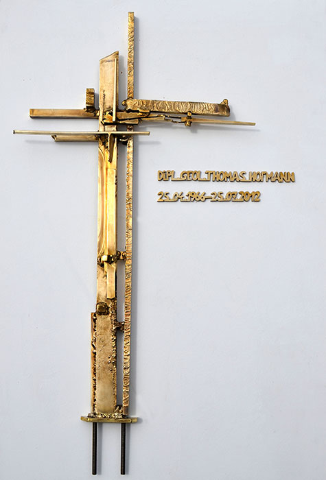 Kreuz mit Grabstein