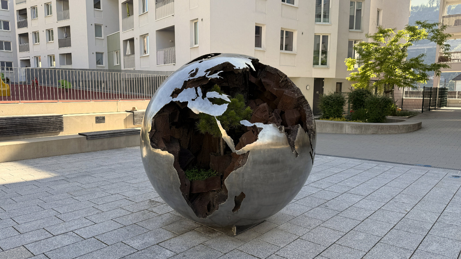 Weltkugelbrunnen, Exklusive Metallkunst