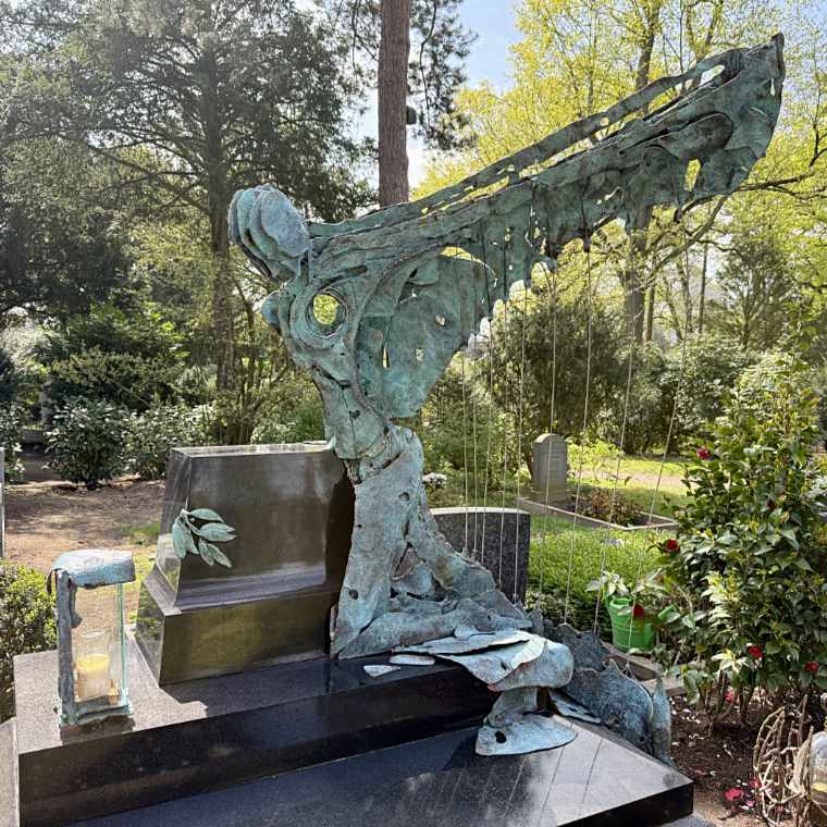 Individuelle Skulptur aus patinierter Bronze. Ein Engel für ein Grabmal in Düsseldorf. Individuelle Skulptur aus patinierter Bronze. Ein Engel für ein Grabmal in Düsseldorf.
