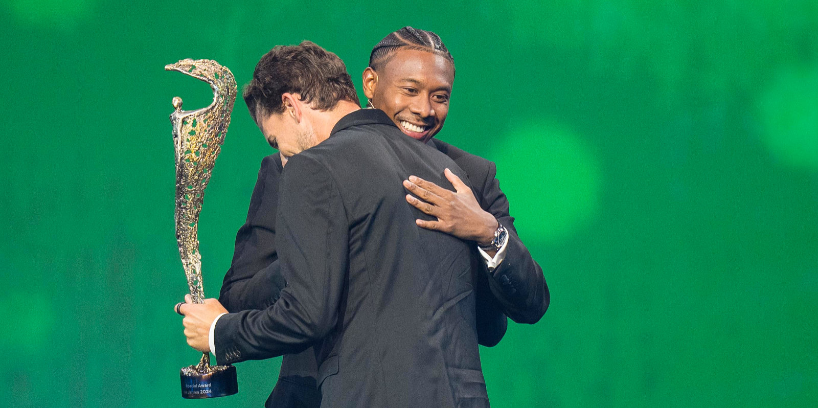 David Alaba gratuliert Dominic Thiem zum NIKI Special Award