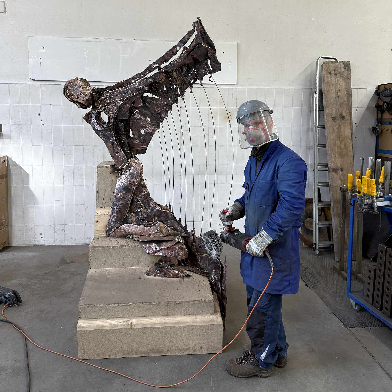 Metallkünster Stefan Gahr beim Abschleifen