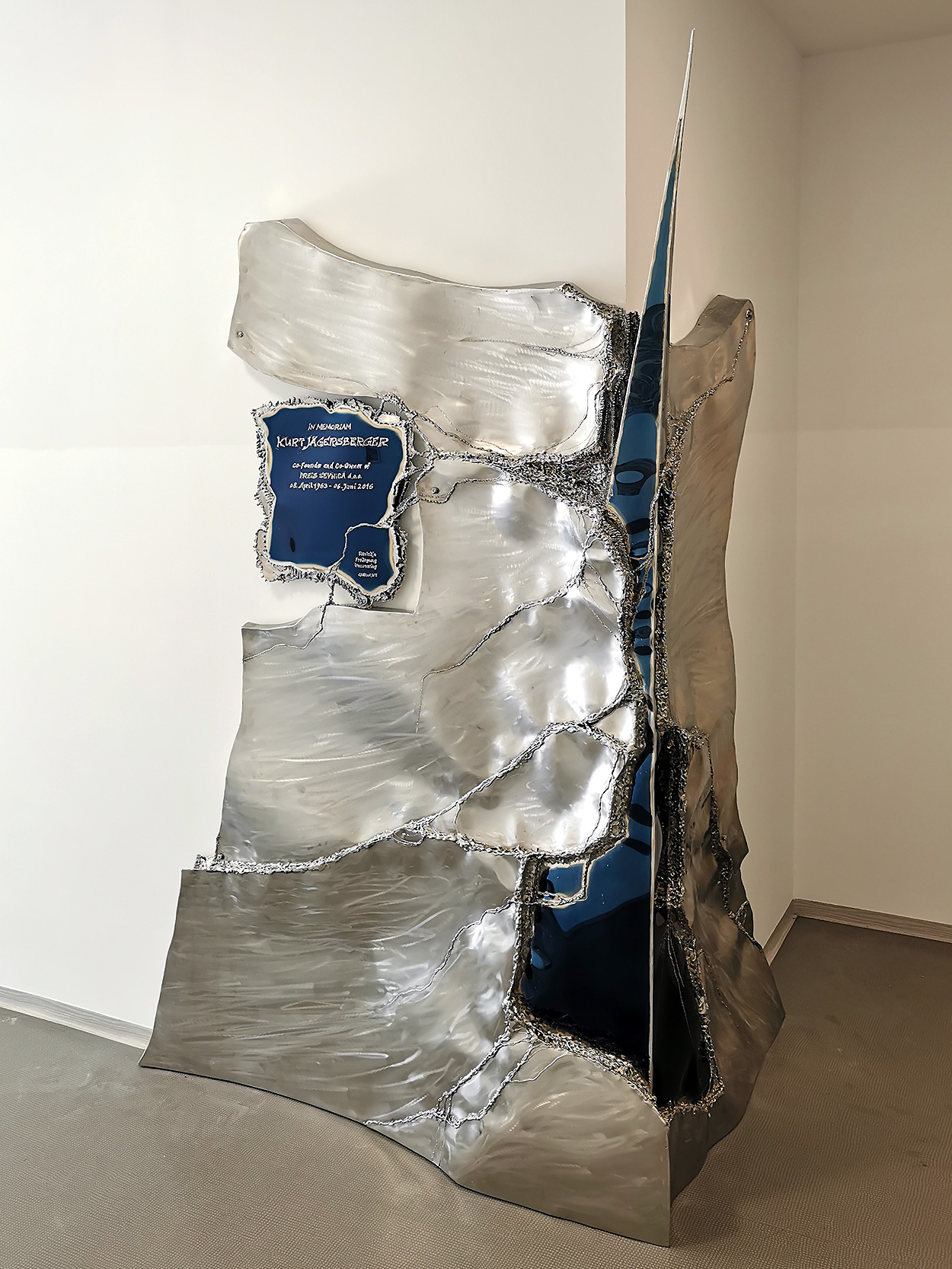 Gedenkskulptur aus Edelstahl, Angewandte Kunst aus Metall