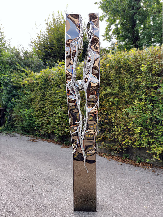 Moderne Gartenskulptur in poliertem Edelstahl mit bronzefarbener Oberfläche