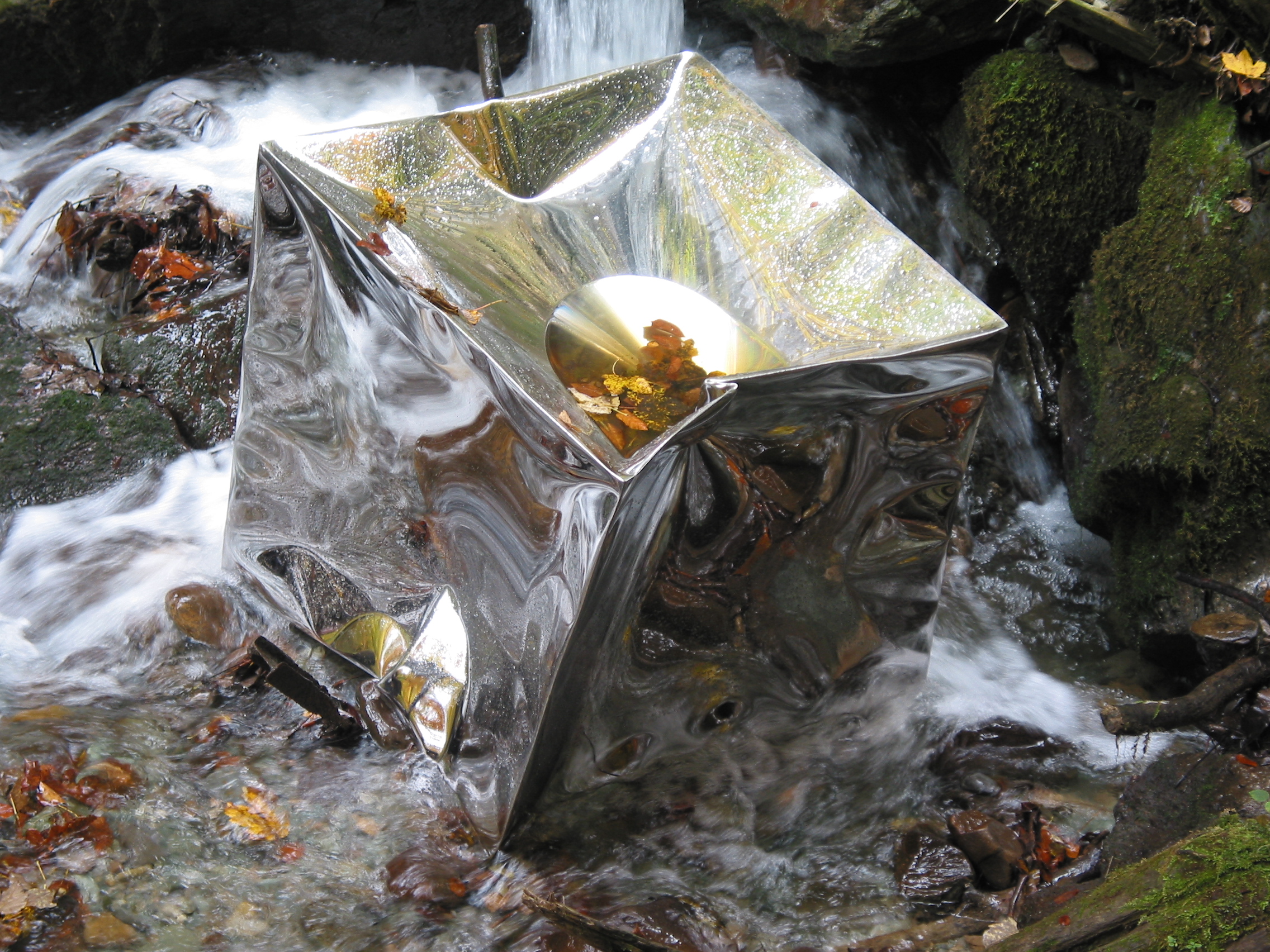 Skulptur aus poliertem Edelstahl, Implodierte Würfel
