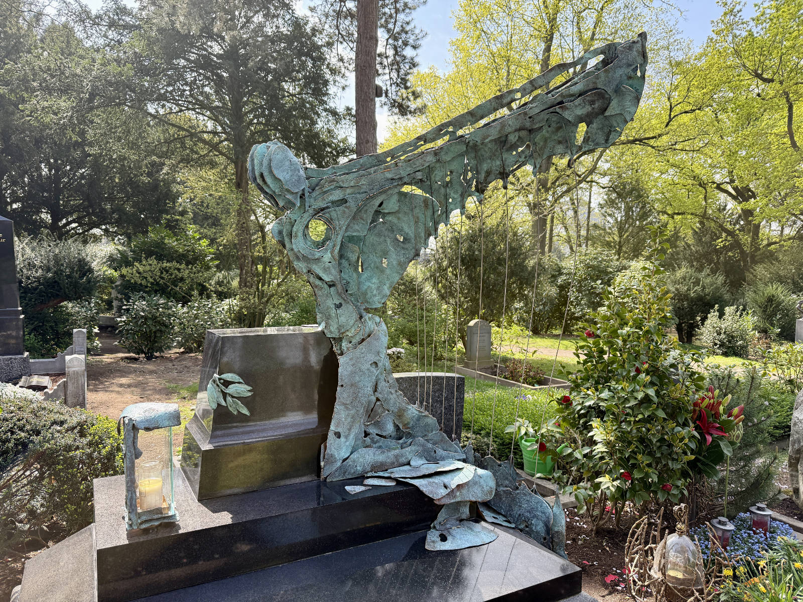 Modern grave sculpture of patinated bronze
