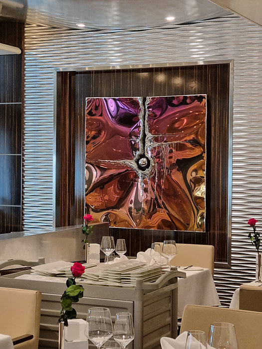 Exklsive Interior Design with Artworks, Room Decotation in Gourmet Restaurant